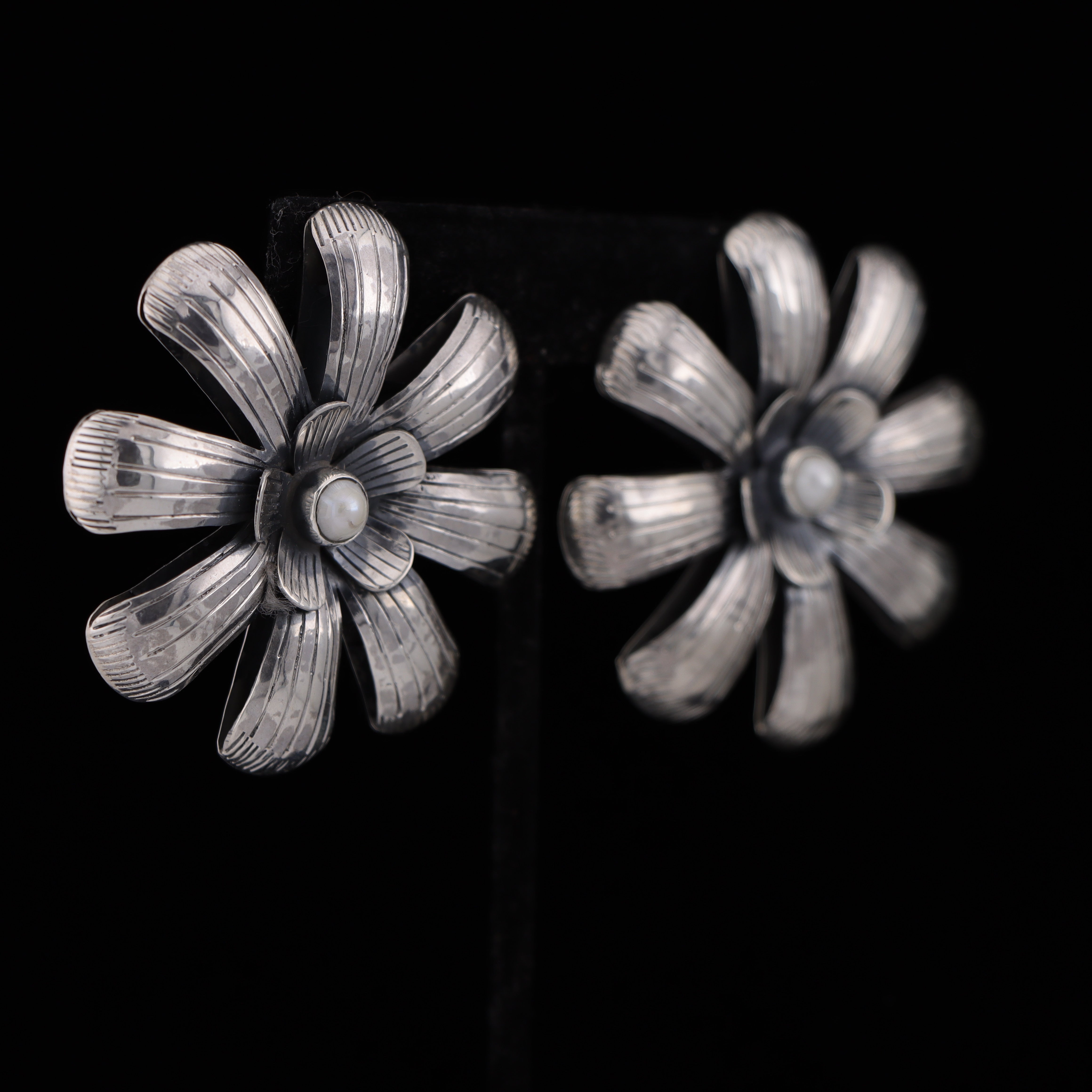 Daisy Medium Size Flower Earrings