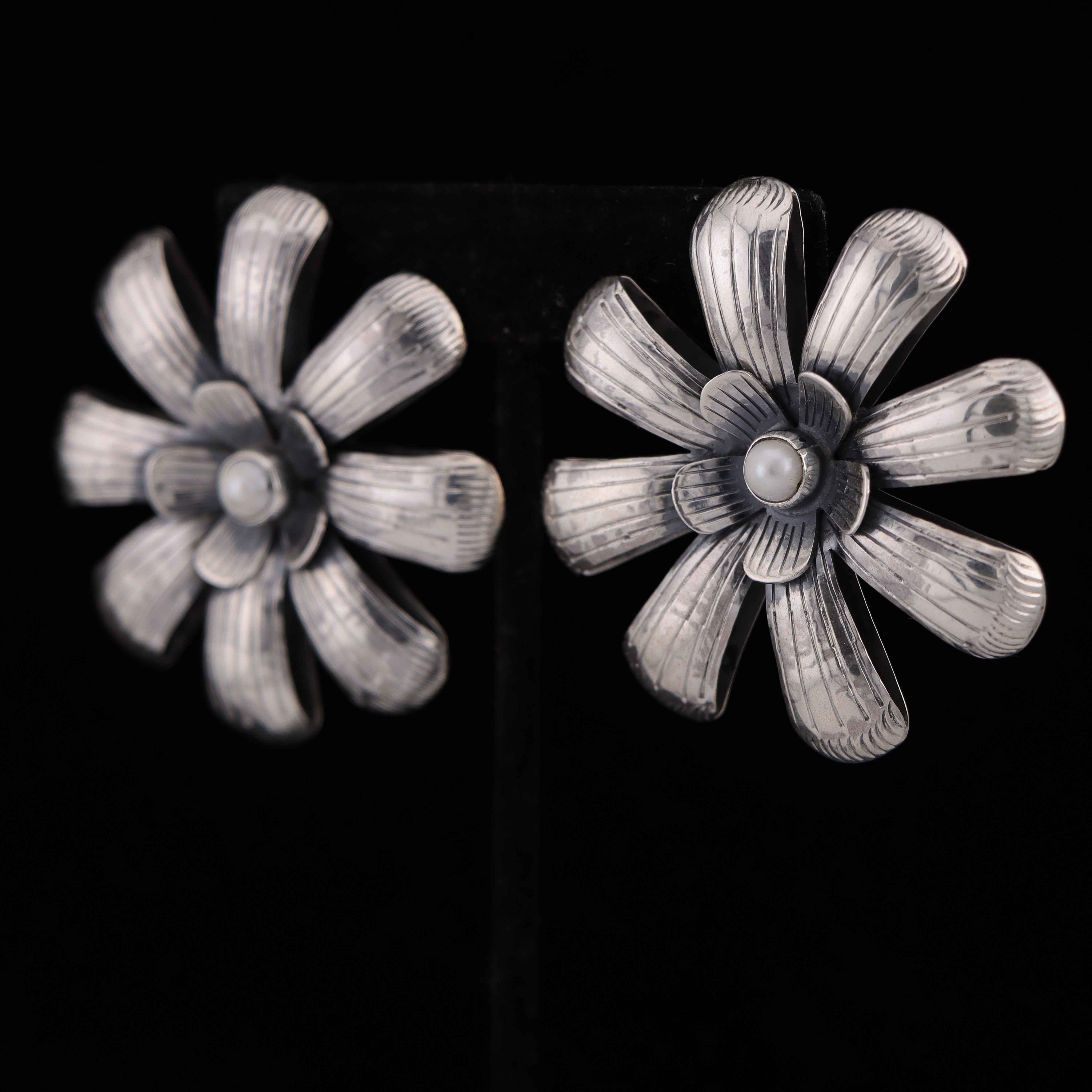 Daisy Medium Size Flower Earrings